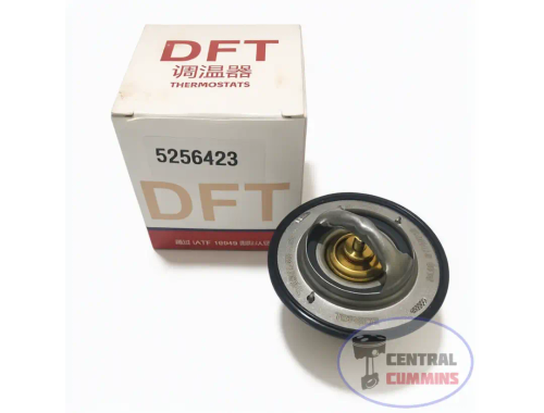ترموستات آب موتور کامینز QSB 6.7 برند DFT با شماره فنی 5256423 همراه با جعبه بستهبندی اصلی در نمای استودیویی.